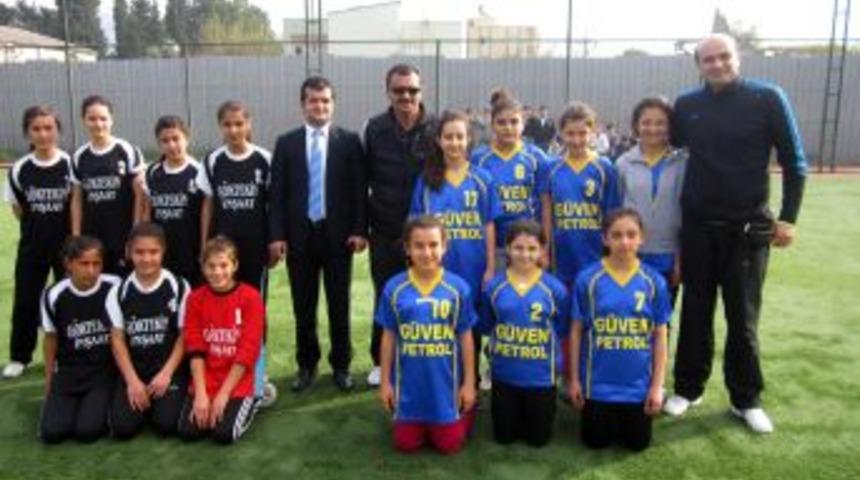 Hatay'da Ilk Defa Kızlar Arası Futbol Turnuvası D&uuml;zenlendi