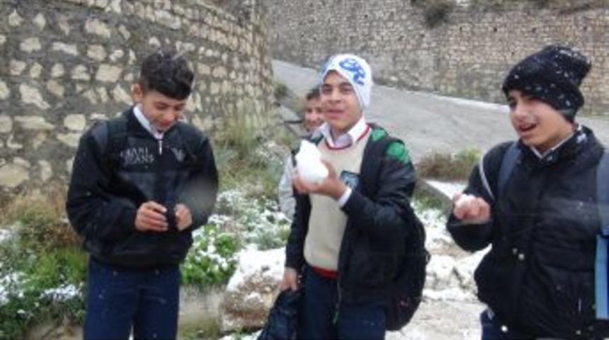 Hatay'da Kar Yağışı Etkili Oluyor