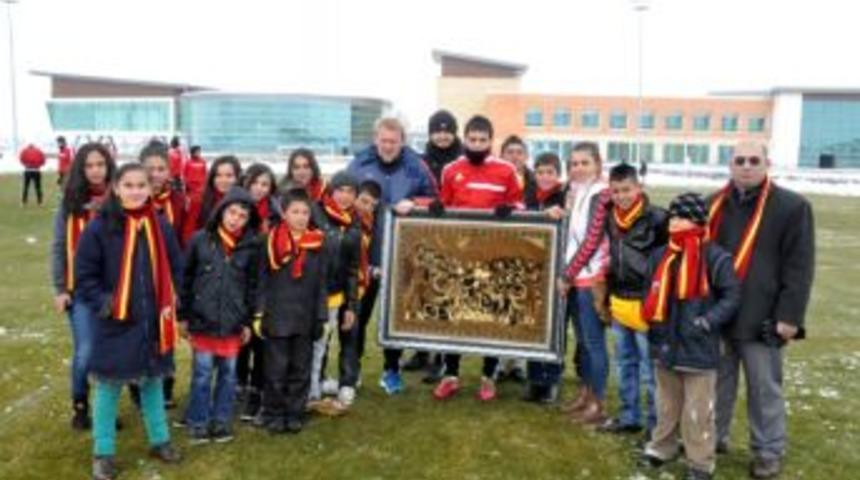 &Ouml;ğrenciler Kayserispor Kadrosunu Halıya Dokudu