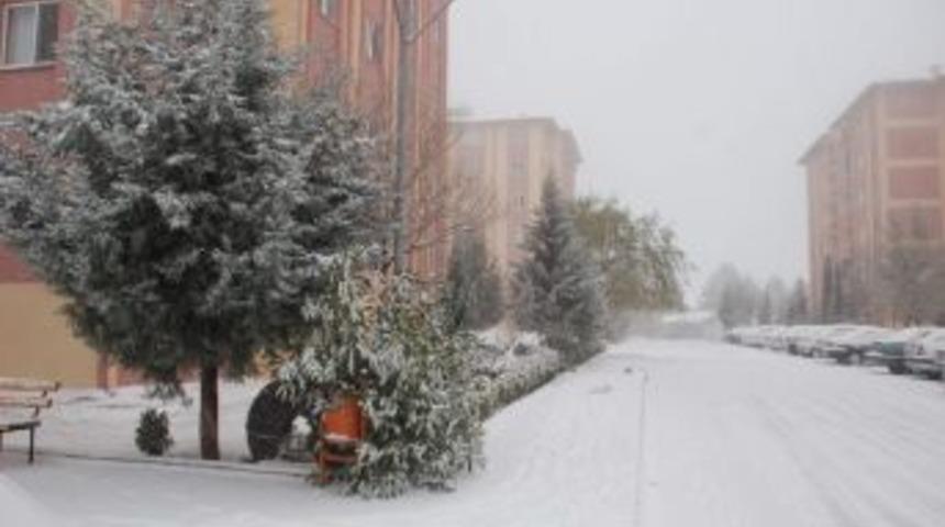 Besni'ye Yılın İlk Karı Yağdı