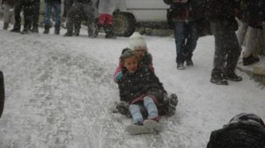 Kar Yağışı &Ccedil;ocuklar İ&ccedil;in Eğlence Oldu