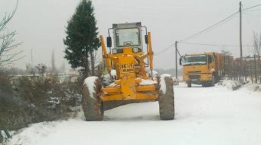 İskenderun&rsquo;da Kapanan K&ouml;y Yollarını A&ccedil;ma &Ccedil;alışması S&uuml;r&uuml;yor
