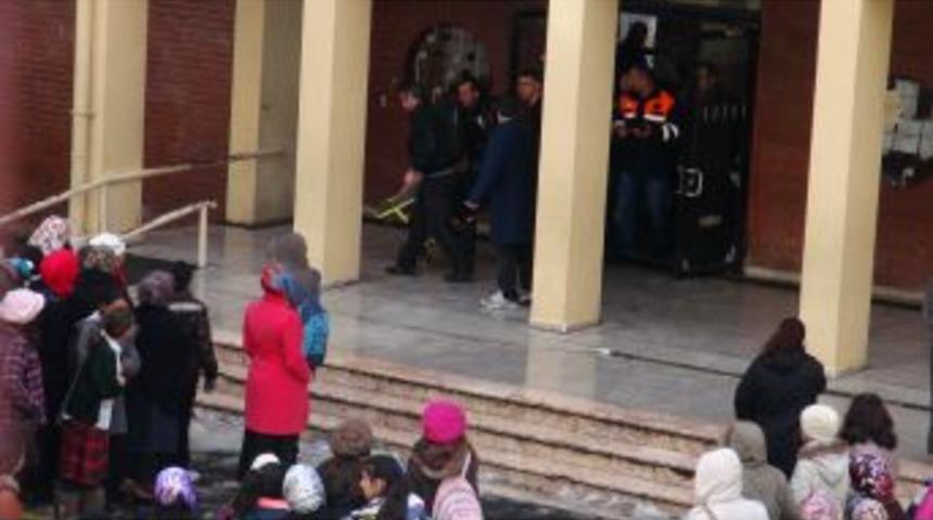 Buzlanan Okul Merdivenleri, &Ouml;ğrencileri Hastanelik Etti