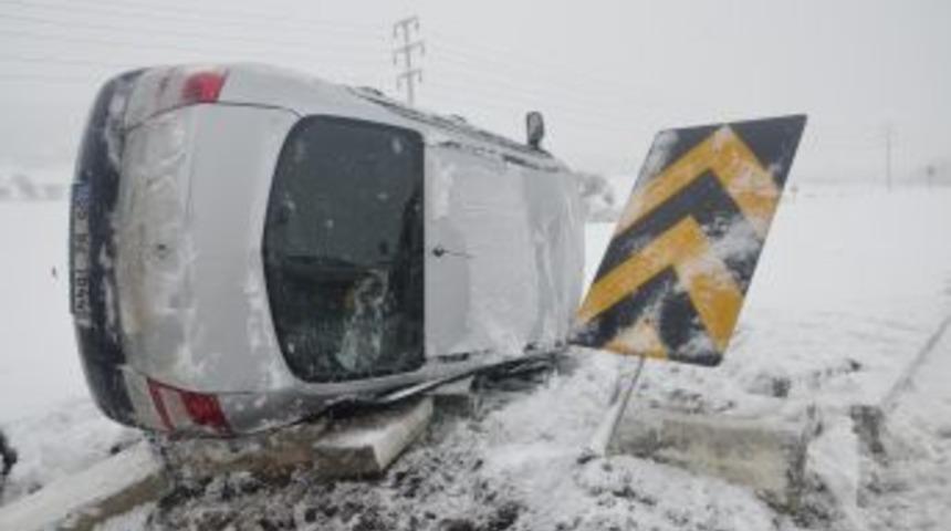 Kayganlaşan Yolda Otomobiliyle Takla Attı