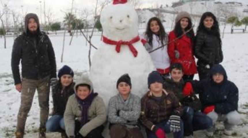 &Ccedil;ocuklardan 2 Metrelik Kardan Adam