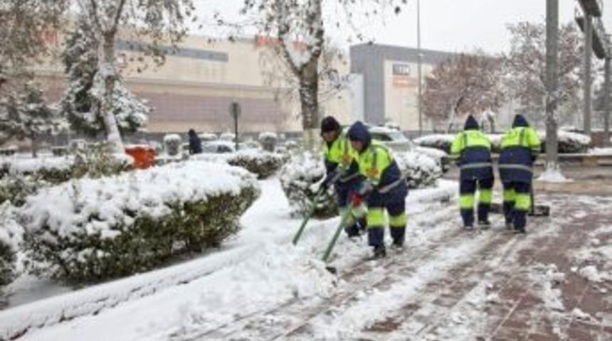 Şehitkamil Belediyesinden Yoğun Kar Yağışına Anında M&uuml;dahale