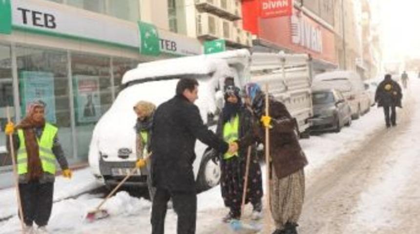 Boz&uuml;y&uuml;k'te Karla M&uuml;cadele &Ccedil;alışmaları