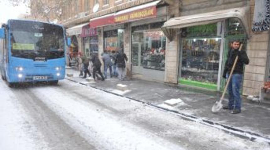 Mardin'de Yollarda Kar Temizleme &Ccedil;alışması Başladı