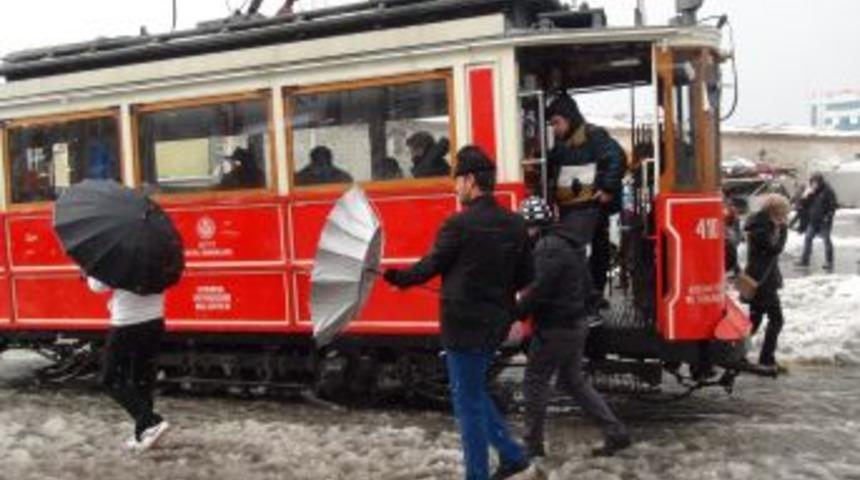 Taksim'de Kar Yağışı Devam Ediyor