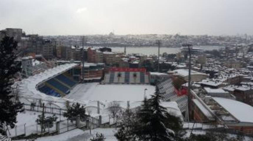 İstanbul'da Statlar Kar Altında