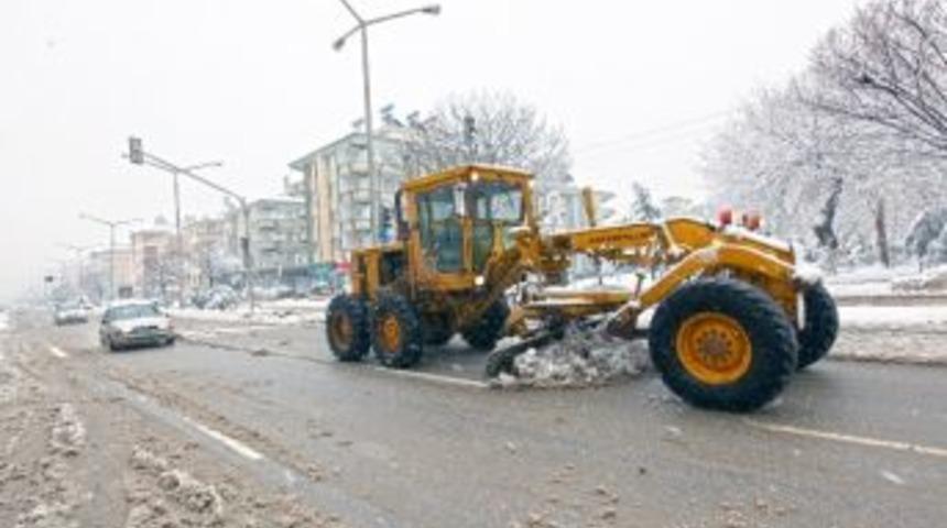 B&uuml;y&uuml;kşehir Belediyesi'nden Kar Yağışına Anında M&uuml;dahale