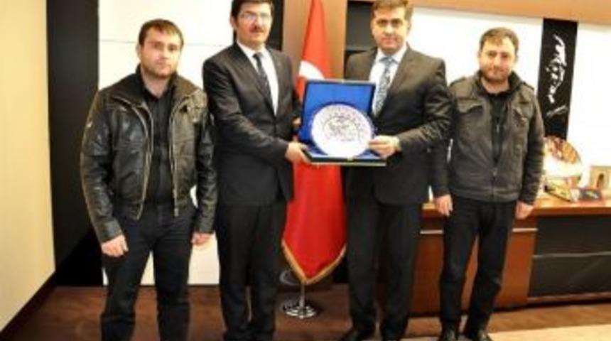 G&ouml;n&uuml;l G&ouml;z&uuml; Derneği'nden Başkan Kalaycı&rsquo;ya Plaket