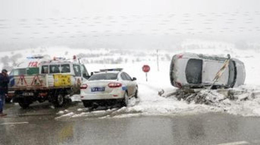 Karda Kayan Otomobil Devrildi: 1 Yaralı