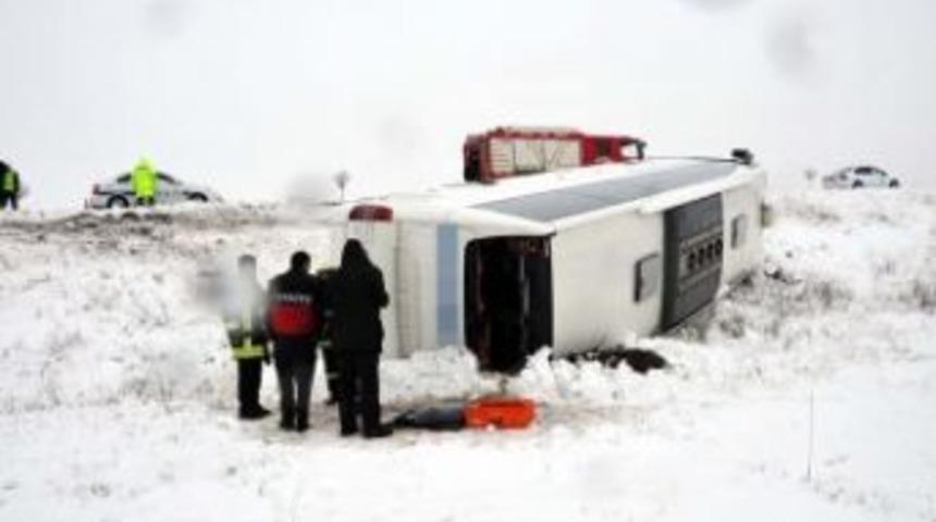 Buzlanma nedeniyle yolcu otob&uuml;s&uuml; devrildi