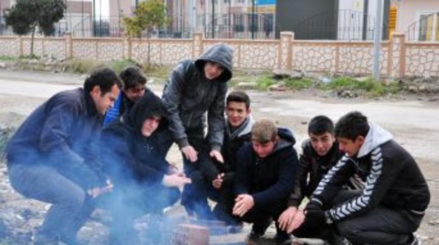 Lise &Ouml;ğrencileri Okuldaki Isıtma Problemini Protesto Etti