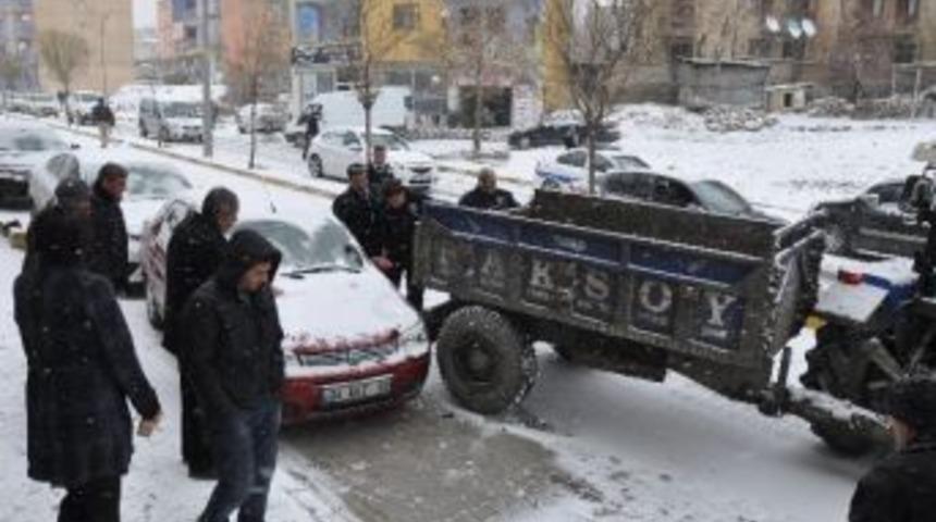 Trafik Polisleri S&uuml;r&uuml;c&uuml;lerin Yardımına Yetişti