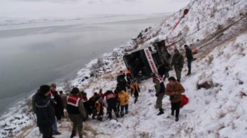 &Ccedil;ıldır'da Otob&uuml;s Şarampole Yuvarlandı: 2 &Ouml;l&uuml;, 4 Yaralı