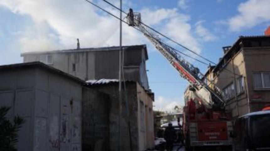 &Uuml;&ccedil; Katlı Binanın &Ccedil;atı Katı Alev Alev Yandı