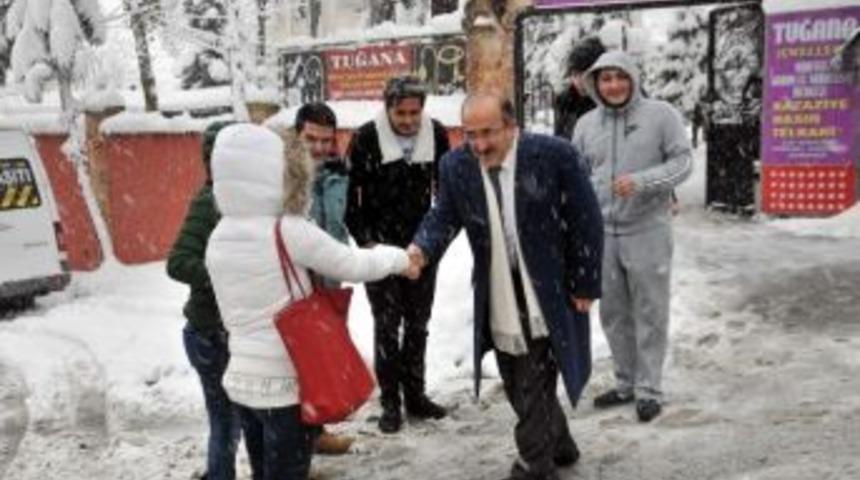 Trabzon Şehir Merkezinde Karla M&uuml;cadele &Ccedil;alışmaları Yoğun Bir Şekilde S&uuml;r&uuml;yor
