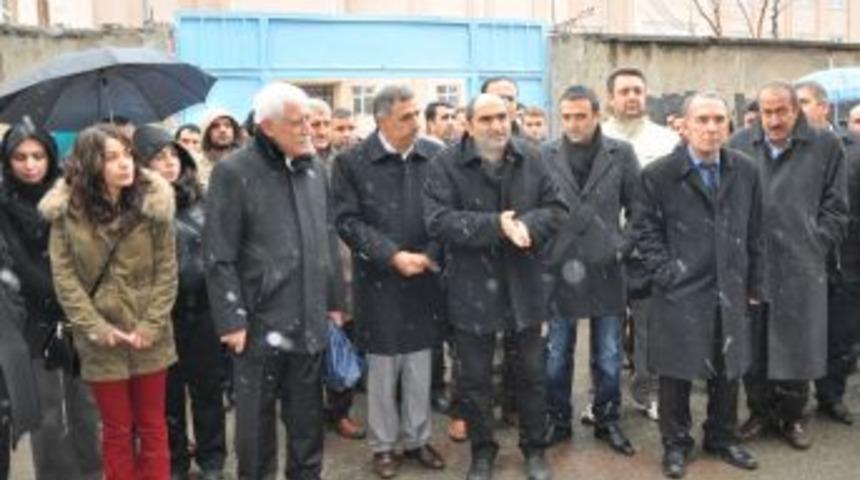 &Ouml;ğretmen Sınıfta Bı&ccedil;aklandı