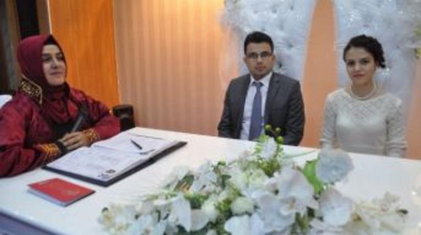 Yozgat&rsquo;ta 4 &Ccedil;ift 11.12.2013 Tarihinde, Saat 14.15&rsquo;te, Evlendiler