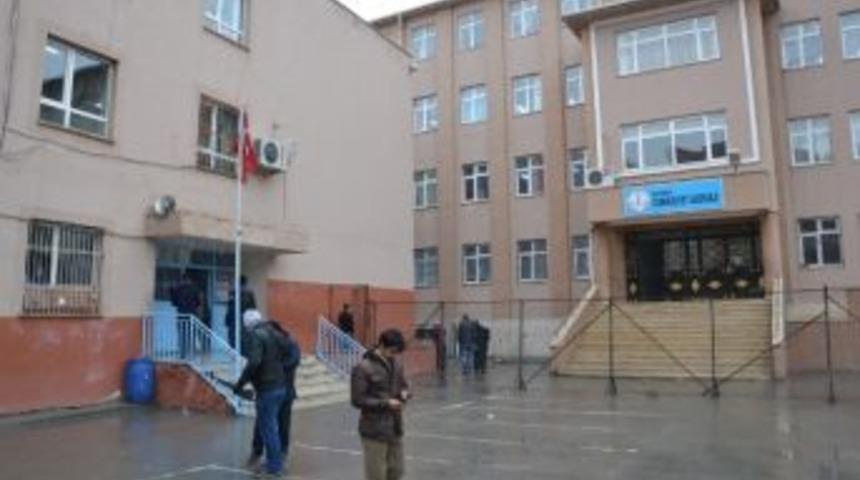 Okulu Basıp &Ouml;ğretmeni Bı&ccedil;akladılar