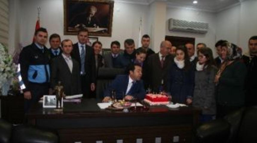 Belediye Başkanına Personelinden Doğum G&uuml;n&uuml; S&uuml;rprizi