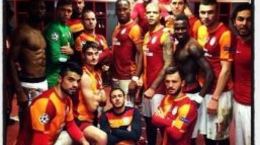 Galatasaraylı Futbolculardan Zafer Pozu