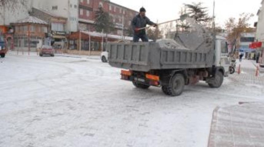 Bolvadin'de Kar Yağışına Karşı Gerekli Tedbirler Alındı