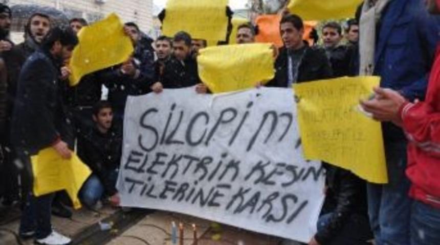 &Ouml;ğrenciler Elektrik Kesintilerini Protesto Etti