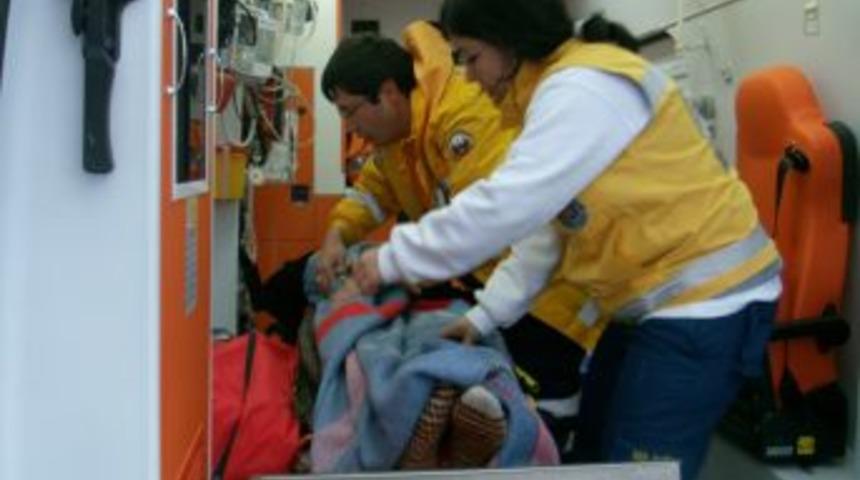 Yaşlı Kadın Trakt&ouml;rle Ambulansa Ulaştırıldı