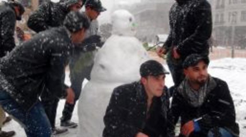 Turistlerin Kar Keyfi