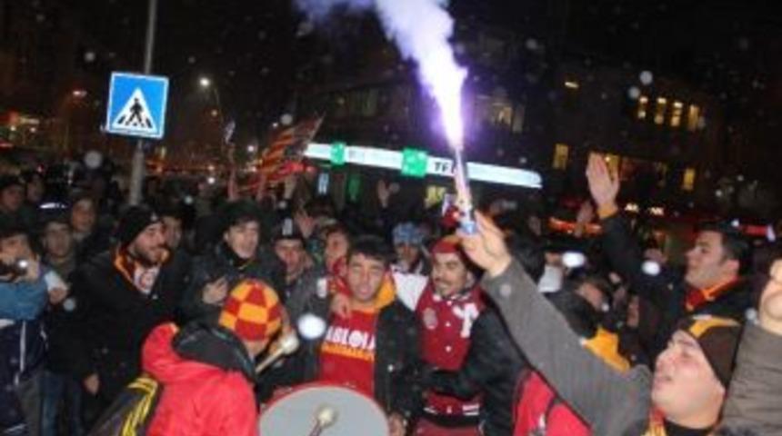 Erzurumlular Kar Yağışı Altında Galatasaray'ın Galibiyetini Kutladı
