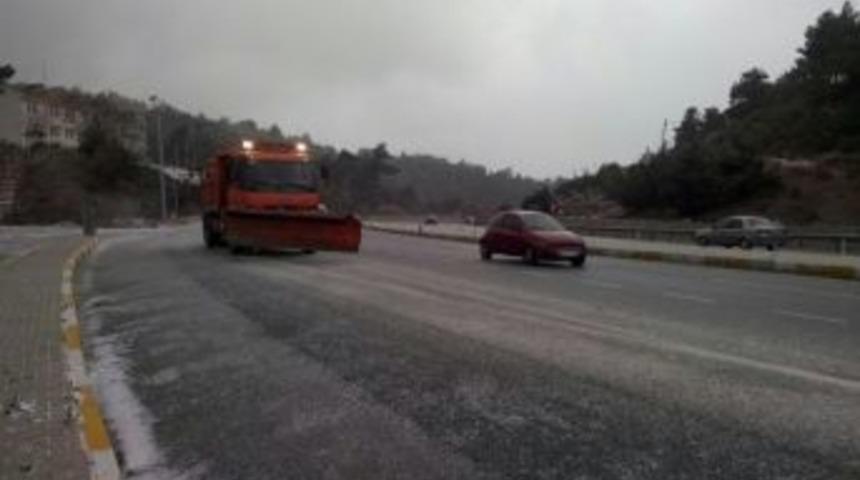 İzmir'e Mevsimin İlk Karı Yağdı