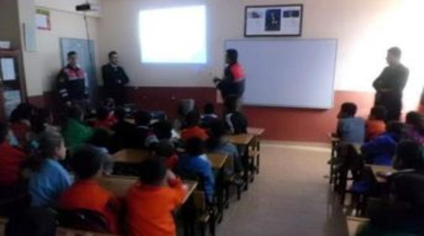 Besni’de Jandarma Köy Okullarında Trafik Semineri Verdi