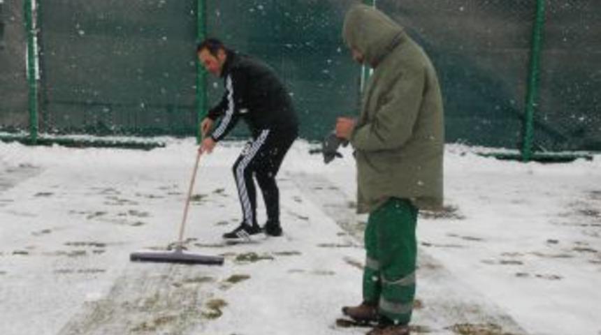 Şanlıurfaspor Teknik Direkt&ouml;r&uuml; Kapsa, Bu Kez De Kar Temizledi