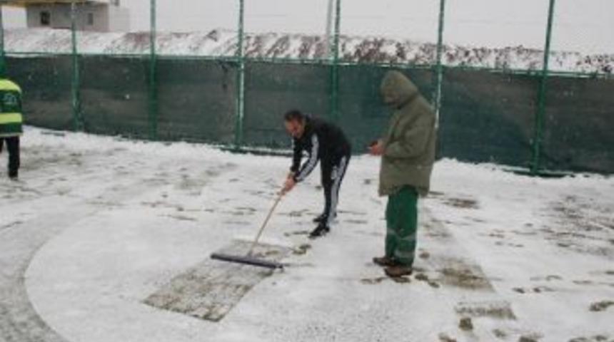 Teknik Direkt&ouml;r Kar Temizledi