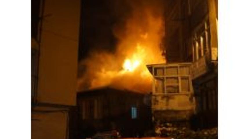 İtfaiyenin M&uuml;dahalesine D&uuml;zensiz Park Edilen Ara&ccedil;lar Engel Oldu