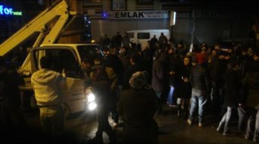 Esenyurt'ta Mahalleli Elektrik Kesintisini Protesto Etti