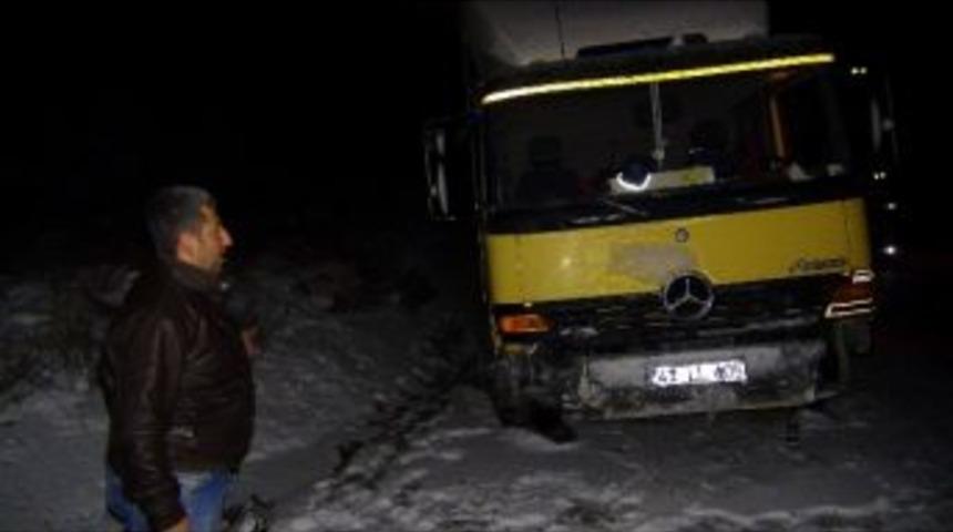 Buzlu Yolda Kayan Tır Yoldan &Ccedil;ıktı