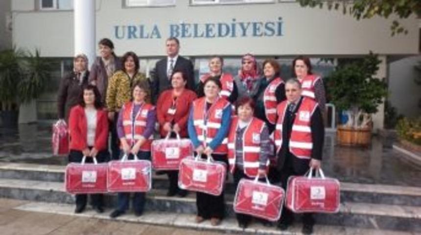 Kızılay Urlalı İhtiya&ccedil; Sahiplerini Yalnız Bırakmıyor