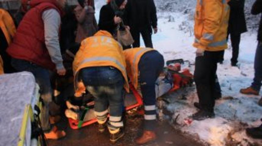 İş&ccedil;i Servisi Buzlanan Yolda Kamyona &Ccedil;arptı: 7 Yaralı
