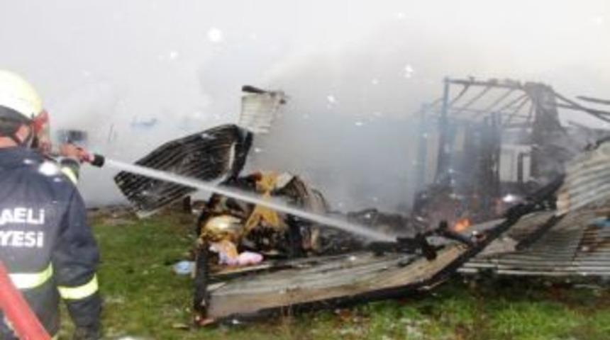 Devrilen Soba 2 Barakayı K&uuml;l Etti