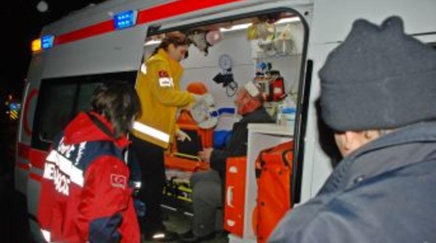 Buzlanan Yolda Kayan Otomobil Kaldırıma &Ccedil;arptı: 1 Yaralı