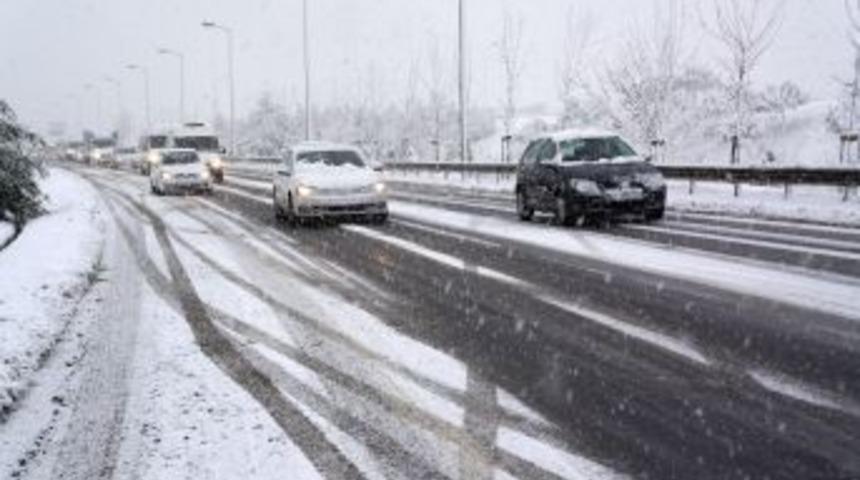 AKOM Bağlantı Yolunda Kar Trafiği