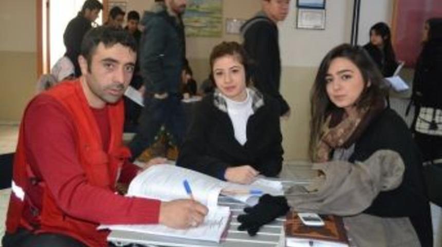 Kula'da &Uuml;niversite &Ouml;ğrencileri Kan Bağışında Bulundu