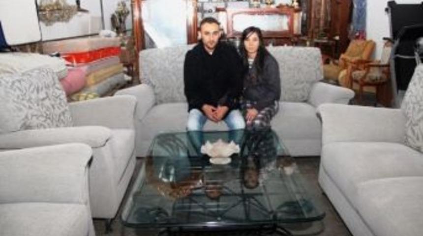 Tek Bir Eşyaları Bile Olmayan Şahbaz &Ccedil;iftinin Yuvasını Konak Belediyesi Kurdu