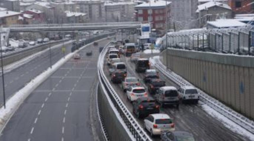 Buzlu Yollar Kazalara Neden Oldu