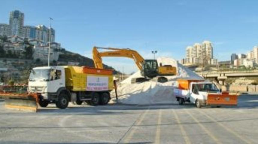 Başakşehir Belediyesi 24 Saat Karla M&uuml;cadele Ediyor