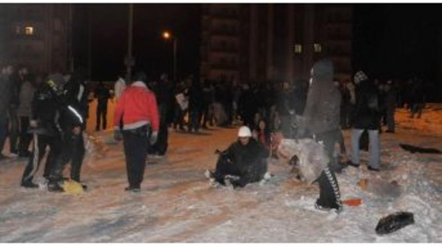 &Ouml;ğrencilerin Naylon Poşet, Tepsi Ve Leğenle Kayak Keyfi